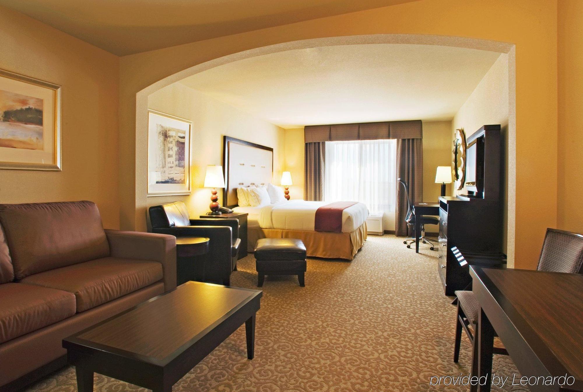 Holiday Inn Express Hotel & Suites Wichita Falls, An Ihg Hotel Room photo